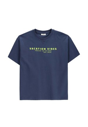 Granatowy T-shirt z krótkim rękawem i okrągłym dekoltem, z limonkowo zielonym napisem „VACATION VIBES FOREVER ON THE ROAD EST. 2015” z przodu.