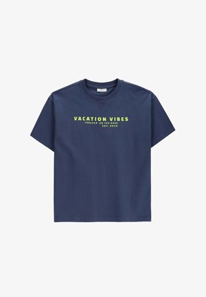 Granatowy T-shirt z krótkim rękawem i okrągłym dekoltem, z limonkowo zielonym napisem „VACATION VIBES FOREVER ON THE ROAD EST. 2015” z przodu.