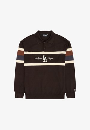 Rjava polo majica z dolgimi rokavi, ki ima bel in barvit vzorec črt. V središču je napisana "Los Angeles Dodgers" in logo.