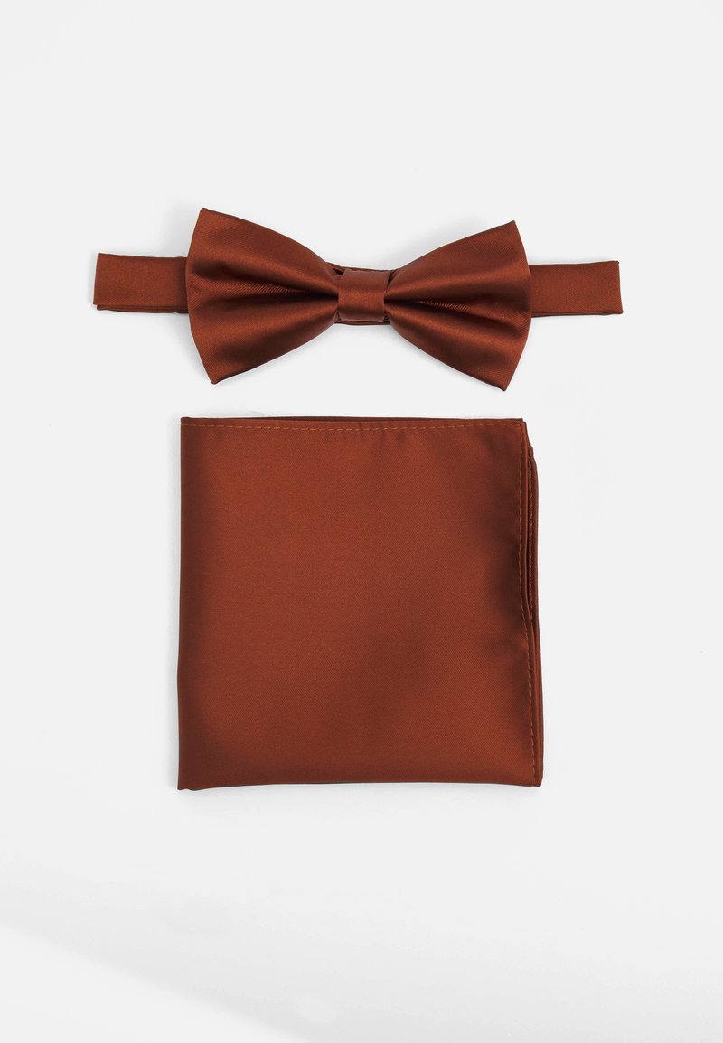 Brun satin butterflyknude med matchende lommetørklæde. Butterflyknuden har et elegant design og et justerbart bånd for en sikker pasform.