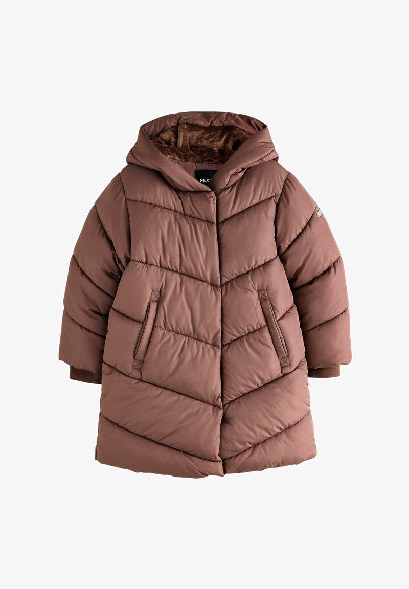Hnědý zimní kabát s vycpávkou a kapucí, šikmé švy, postranní kapsy a měkká chlupatá podšívka uvnitř kapuce.