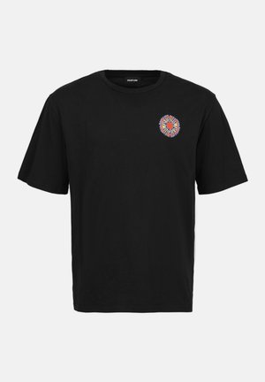 Svart kortärmad t-shirt i bomull, med en färgglad, cirkulär broderad design på vänster bröst. Klassisk passform och rundad halsringning.
