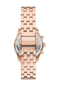 Zegarek Michael Kors z różowo-złotą metalową bransoletą z plecionym wzorem, z zapięciem wygrawerowanym nazwą marki oraz okrągłą srebrną tarczą widoczną.