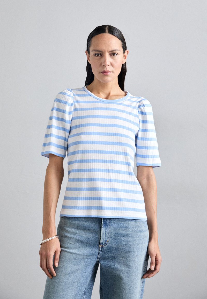 MUNTHE - JIKOLAZ - Print T-shirt - light blue, Enlarge
