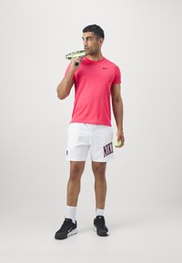 Nike Performance HERITAGE SHORT - Calções desportivos - white/black/hot fuchsia