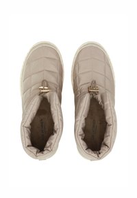 Jasno beżowe pikowane buty typu slip-on z teksturowaną cholewką, okrągłym czubkiem i wyściełanym kołnierzem, z akcentem w złotym kolorze.
