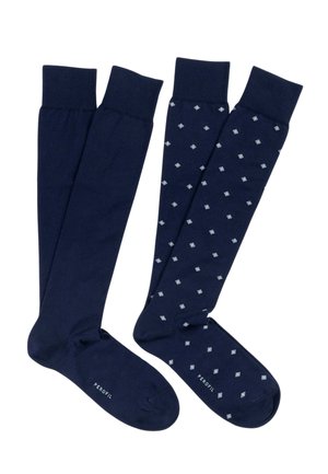 Due paia di calze da ginocchio blu navy, una a colore uniforme e l'altra con un piccolo motivo a diamante bianco, entrambe con l'etichetta "PEROFIL" sul piede.