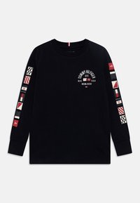 Maglietta nera a maniche lunghe in cotone con logo ricamato sul petto e dettagli a tema lungo le maniche che presentano bandiere nautiche e strisce.