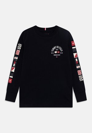 Maglietta nera a maniche lunghe in cotone con logo ricamato sul petto e dettagli a tema lungo le maniche che presentano bandiere nautiche e strisce.
