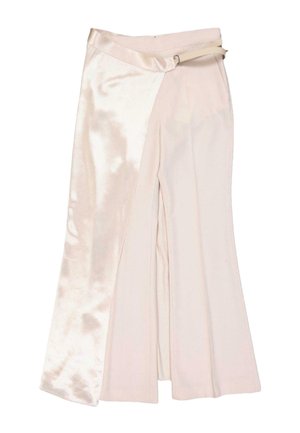 Pantalon large crème avec panneau enveloppant asymétrique en satin et ceinture bouclée en satin assortie sur fond blanc.