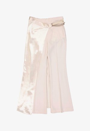 Pantalon large crème avec panneau enveloppant asymétrique en satin et ceinture bouclée en satin assortie sur fond blanc.