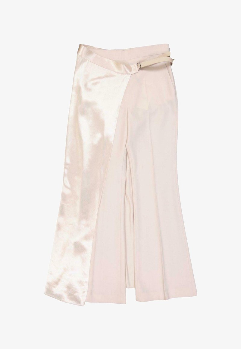 Pantalon large crème avec panneau enveloppant asymétrique en satin et ceinture bouclée en satin assortie sur fond blanc.