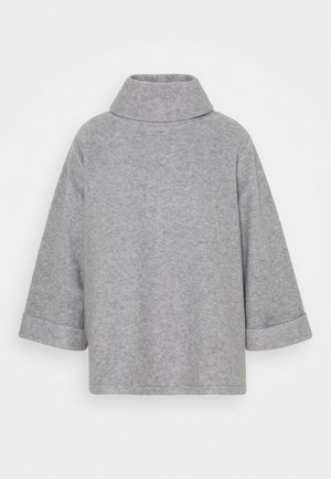 Pull gris clair à manches longues avec larges poignets repliés et un col roulé haut et ample.