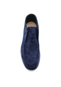 Chaussure slip-on en velours bleu marine avec un bout rond, texture lisse, couture minimale et design confortable pour un enfilage facile.