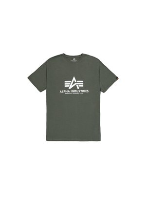 Olijfgroene katoenen T-shirt met korte mouwen en een ronde hals. Voorzien van een wit "Alpha Industries" logo en een diagonaal streepdessin.