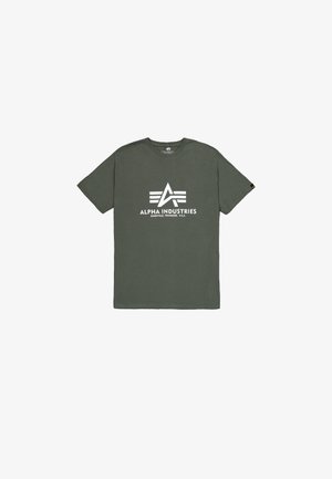 Olijfgroene katoenen T-shirt met korte mouwen en een ronde hals. Voorzien van een wit "Alpha Industries" logo en een diagonaal streepdessin.
