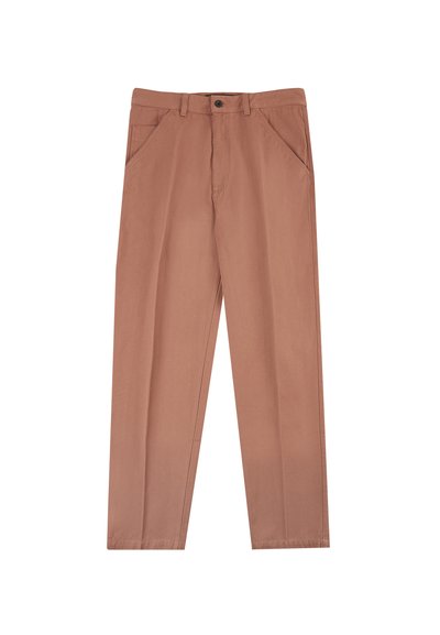 Pantaloni in cotone marroni a gamba dritta, dotati di tasche laterali e chiusura frontale con bottone; texture liscia con colore uniforme.