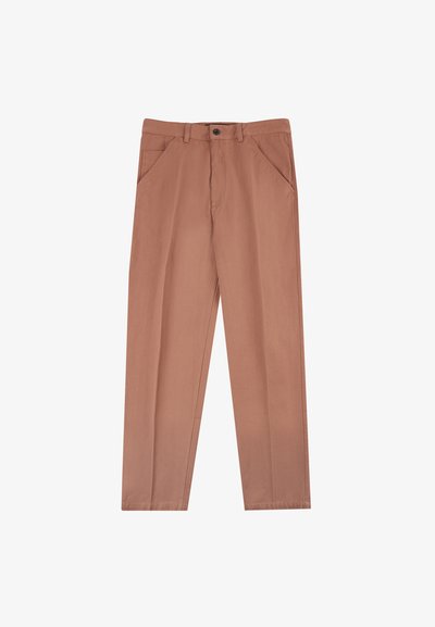Brązowe, proste spodnie bawełniane z bocznymi kieszeniami i zapięciem na guzik z przodu; gładka tekstura w jednolitym kolorze.