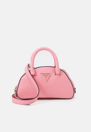 Sac à main synthétique rose avec deux poignées supérieures et une bandoulière amovible. Caractéristiques d'un logo en métal doré et de détails en noir.