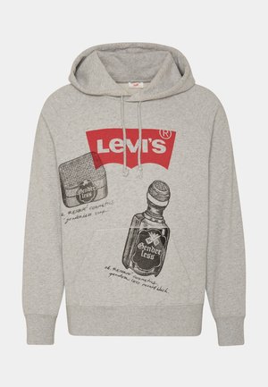 Sudadera con capucha Levi's gris claro con logo rojo y bocetos en negro de productos cosméticos sin género, incluyendo botellas de jabón y enjuague bucal.