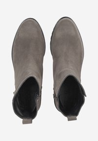 Une paire de bottines en daim gris avec des fermetures éclair latérales et des semelles noires, vues de dessus sur un fond blanc.