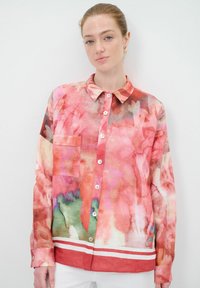Camicia button-up con un vivace motivo floreale nei toni di rosa, rosso e verde, dotata di taschino sul petto e dettagli a righe sull'orlo.