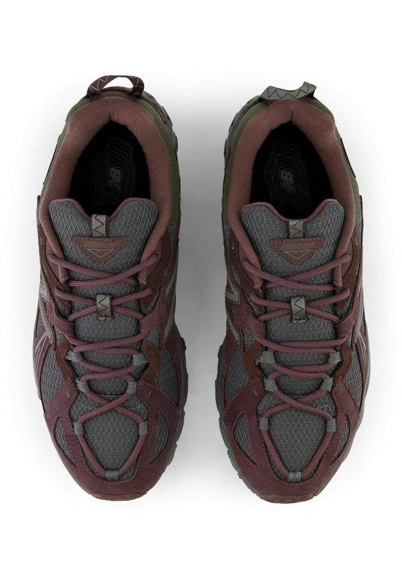 New Balance 610 UNISEX - Laufschuh Trail - truffle magnet/rot 