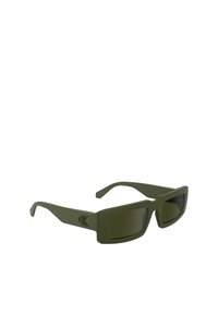 Ochelari de soare de culoare verde oliv, cu un finisaj mat, lentile rectangulare și un accent cu logo pe braț. Design elegant și modern, cu brațe late.