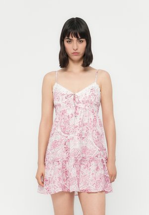 Abito rosa a fiori con bordi in pizzo, spalline sottili regolabili e orlo a strati, realizzato in tessuto leggero.