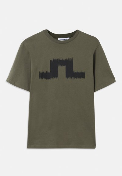 Mørk olivengrønn bomulls-T-skjorte med korte ermer, med et svart grafisk bølkemønster over brystet. Klassisk rundhalsdesign.