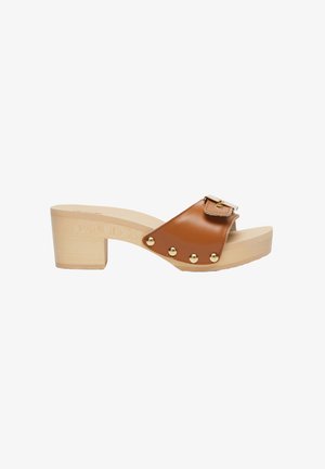 Sandales à plateforme en cuir marron avec une large bride, des clous dorés et une boucle décorative. Talon en bois avec une finition lisse.