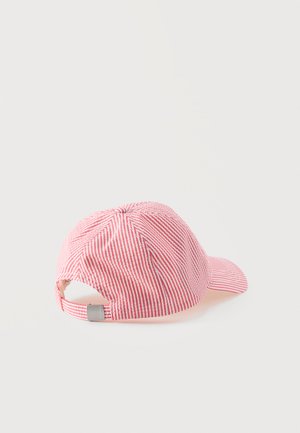 Gorra de béisbol de rayas rojas y blancas con correa ajustable, vista desde atrás sobre un fondo claro y liso.