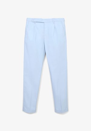 Pantaloni azzurri chiari con una texture liscia, dotati di chiusura con bottone, pieghe sul davanti e gambe dritte con orli arrotolati.