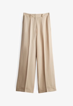 Pantaloni beige a gamba larga realizzati in tessuto leggero, dotati di una vita sagomata, pieghe frontali e una texture liscia.