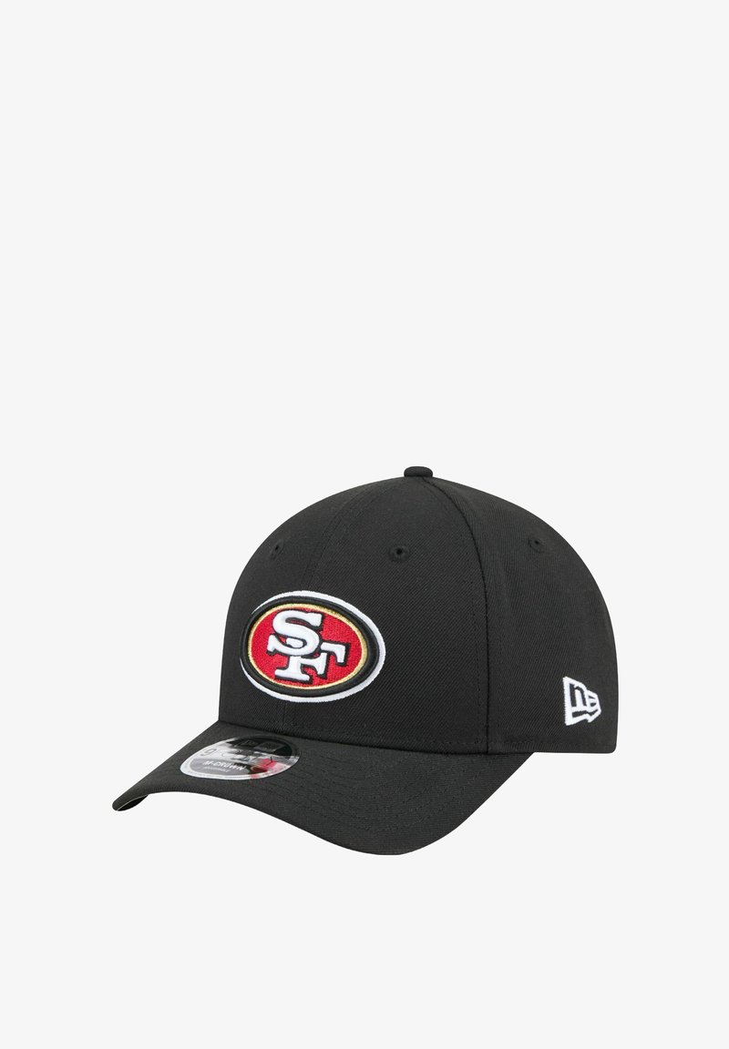 Schwarze Baseballmütze aus Baumwollmischung mit einem gestickten rot-weißen San Francisco 49ers-Logo auf der Vorderseite und einem gebogenen Schirm.