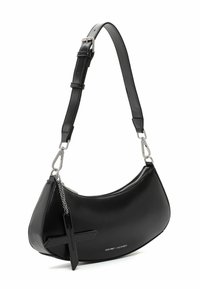 Borsa a spalla in ecopelle nera con un design curvo, hardware in argento, chiusura con zip e un ciondolo a forma di croce attaccato al lato.