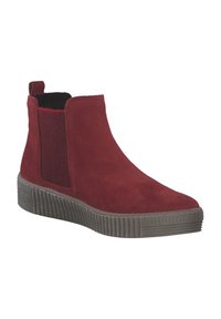 Botte de cheville en suède rouge avec un panneau élastique texturé, bout rond et semelle épaisse rainurée. Tirette à l'arrière pour un enfilage facile.