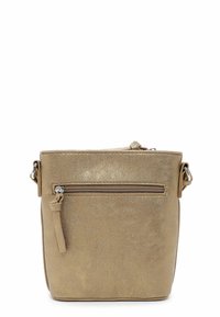 Bolso cruzado metálico dorado con una textura suave, cierre superior con cremallera y bolsillo exterior con cremallera. Sujetadores de tira reforzados.