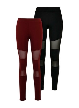 Due coppie di leggings: una bordeaux con pannelli in rete e una nera con dettagli in rete abbinati. Entrambe hanno un design aderente e liscio.