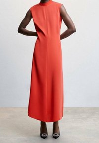 Langes, ärmelloses, leuchtend orangefarbenes Kleid aus glattem Stoff mit hohem Ausschnitt, mit einem minimalistischen Schnitt und ohne sichtbare Muster.