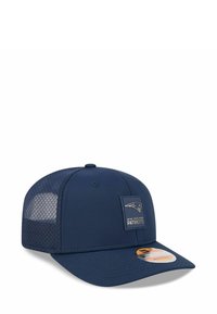 Casquette bleu marine au design structuré, avec des panneaux latéraux en maille, visière plate et un patch logo brodé avec "New England Patriots."