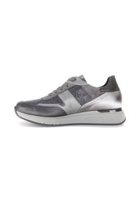 Vrouwen sneakers in grijs met gemengde texturen, waaronder metallic leer, suède, glitters, vetersluiting en een gevoerde zool.