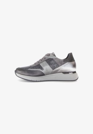 Damen Sneakers in Grau mit gemischten Texturen, darunter metallisches Leder, Wildleder, Glitzerstoff, Schnürdesign und einer gepolsterten Sohle.