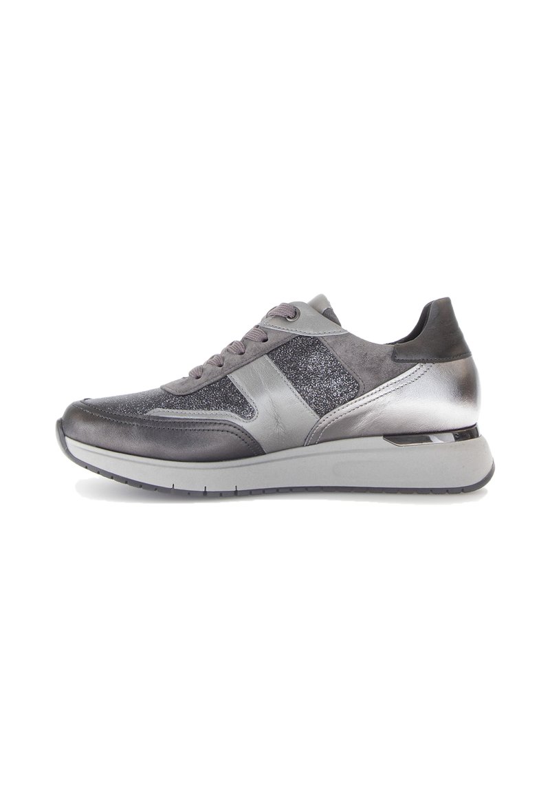 Vrouwen sneakers in grijs met gemengde texturen, waaronder metallic leer, suède, glitters, vetersluiting en een gevoerde zool.