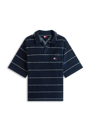 Polo de manga corta azul marino con rayas horizontales blancas y un bolsillo en el pecho que muestra un pequeño logo de Tommy Hilfiger en rojo, blanco y azul.