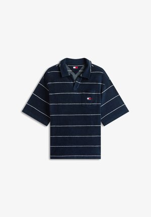 Meresinine lühikeste varrukatega polo särk valgete horisontaalsete triipudega ja rinnataskuga, millel on väike punane, valge ja sinine Tommy Hilfigeri logo.