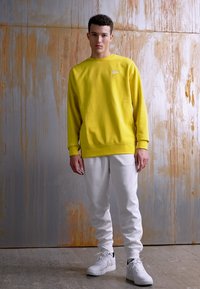 Nike Sportswear CRW - Camisola - vivid sulfur/white