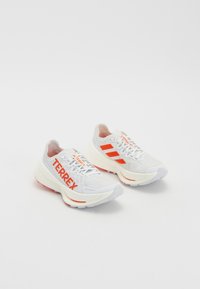 AGRAVIC SPEED ULTRA TRAIL - Trail running shoes - cloud white/impact orange/dash grey