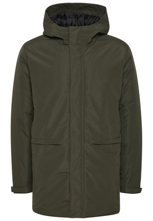 Giacca isolante verde oliva con cappuccio, dotata di zip frontale, due tasche anteriori e polsini elasticizzati. Tessuto liscio e resistente all'acqua.