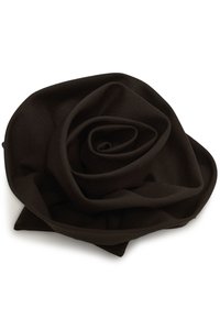 Czarna broszka w kształcie kwiatu z warstwowymi płatkami, wykonana z teksturowanego materiału, przypominająca rozkwitającą różę.